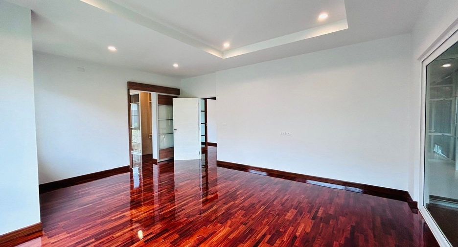 For sale 4 bedrooms house in Sai Mai, Bangkok