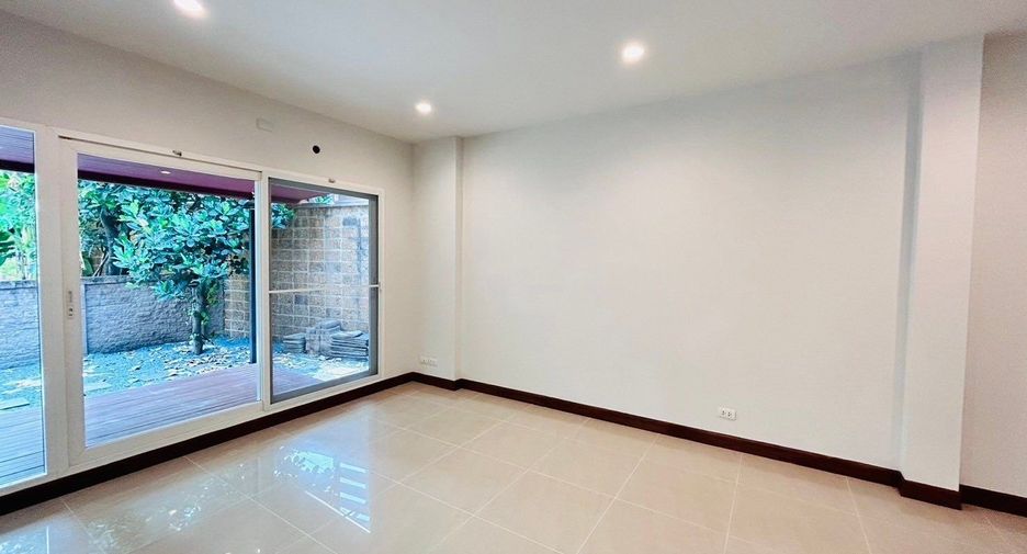 For sale 4 bedrooms house in Sai Mai, Bangkok
