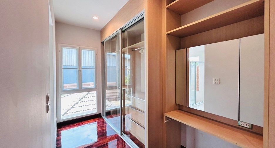 For sale 4 bedrooms house in Sai Mai, Bangkok
