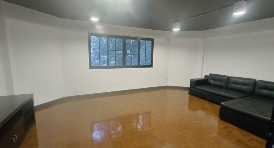 For rent 4 bedrooms townhouse in Mueang Chiang Mai, Chiang Mai