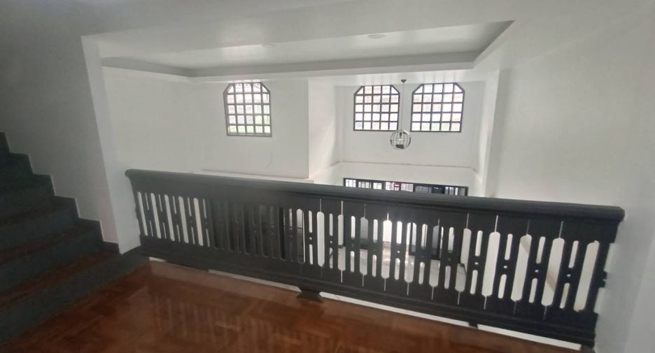 For rent 4 bedrooms townhouse in Mueang Chiang Mai, Chiang Mai