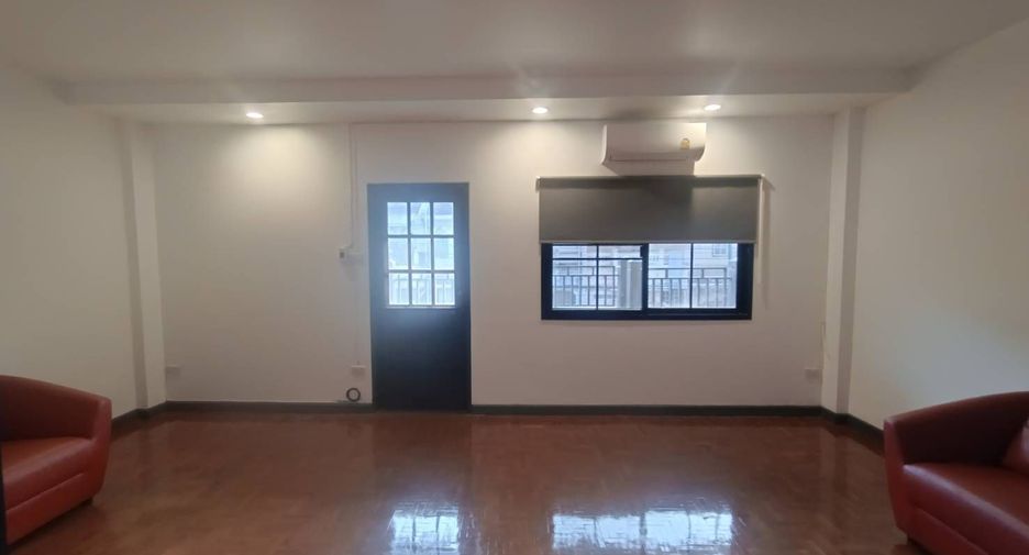 For rent 4 bedrooms townhouse in Mueang Chiang Mai, Chiang Mai
