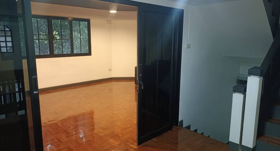 For rent 4 bedrooms townhouse in Mueang Chiang Mai, Chiang Mai