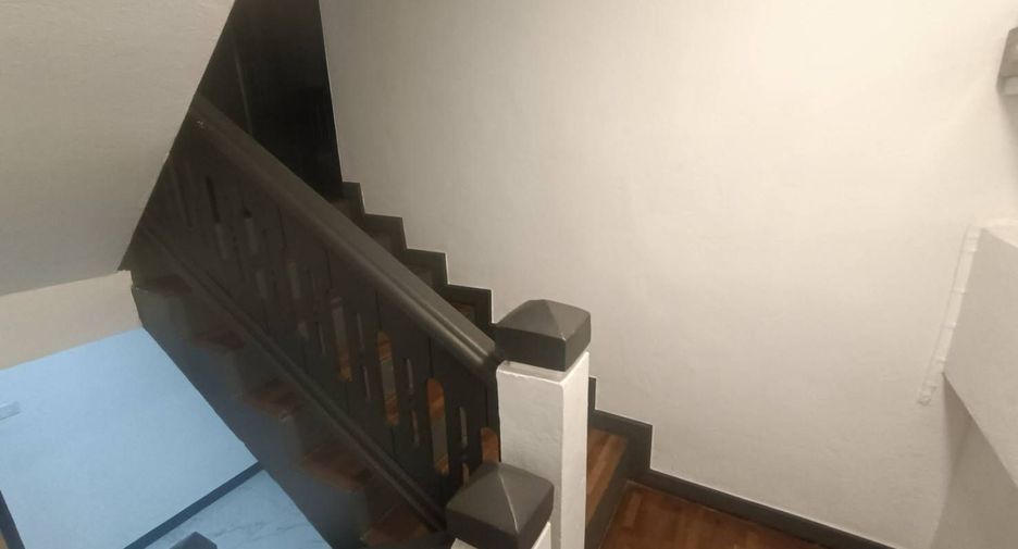 For rent 4 bedrooms townhouse in Mueang Chiang Mai, Chiang Mai