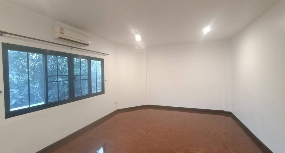 For rent 4 bedrooms townhouse in Mueang Chiang Mai, Chiang Mai