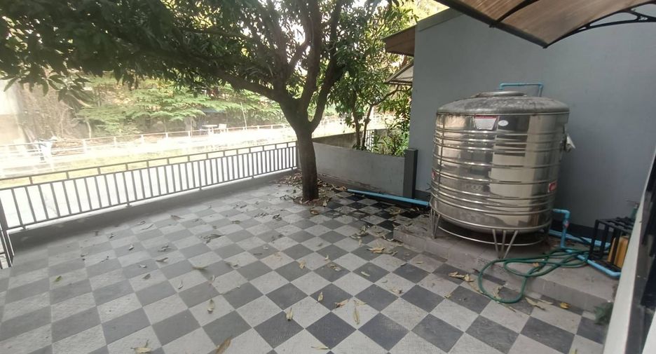 For rent 4 bedrooms townhouse in Mueang Chiang Mai, Chiang Mai