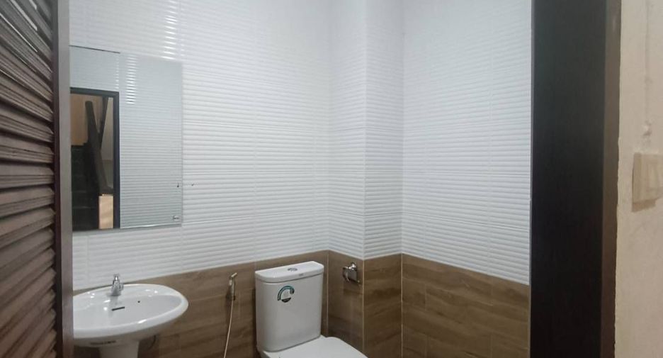 For rent 4 bedrooms townhouse in Mueang Chiang Mai, Chiang Mai