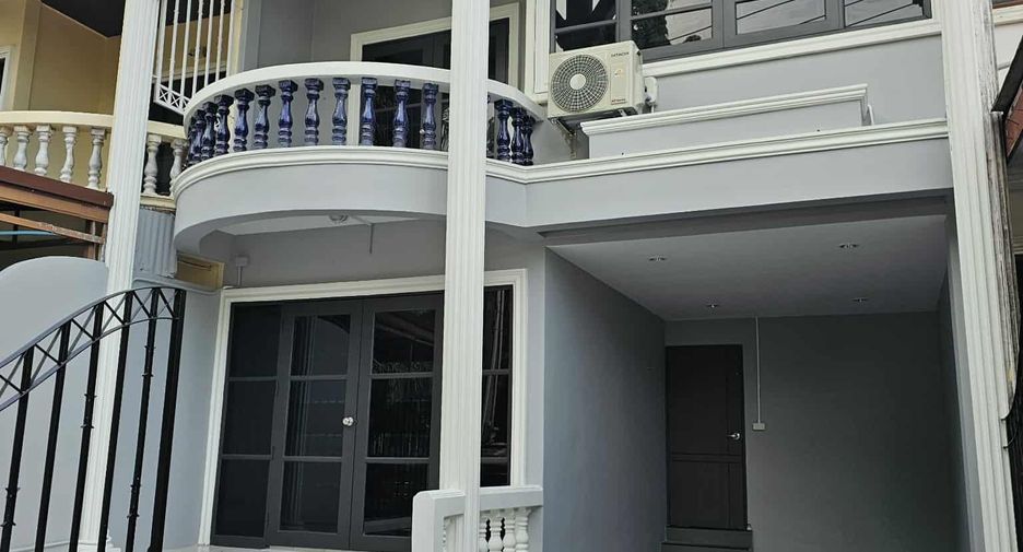 À louer 3 chambres maison de ville à Bang Lamung, Chonburi