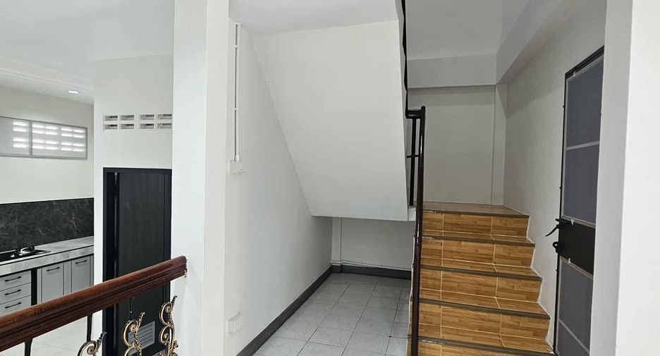 À louer 3 chambres maison de ville à Bang Lamung, Chonburi