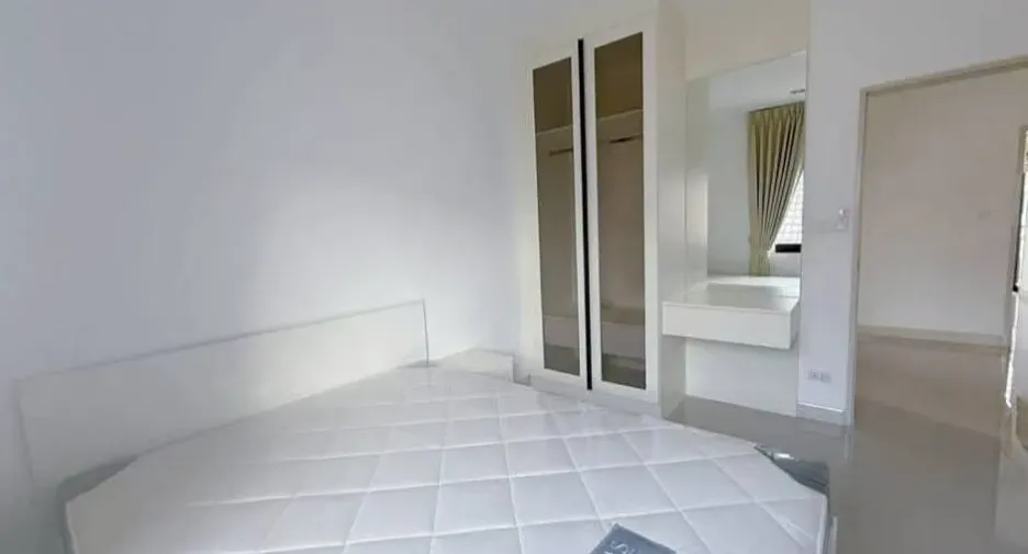 Casa en alquiler de 3 habitaciones en Bang Lamung, Chonburi
