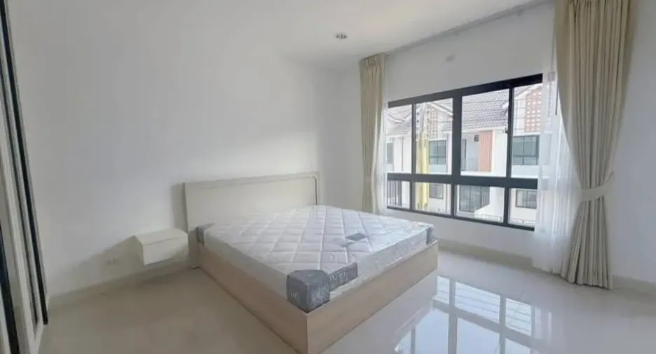 Casa en alquiler de 3 habitaciones en Bang Lamung, Chonburi