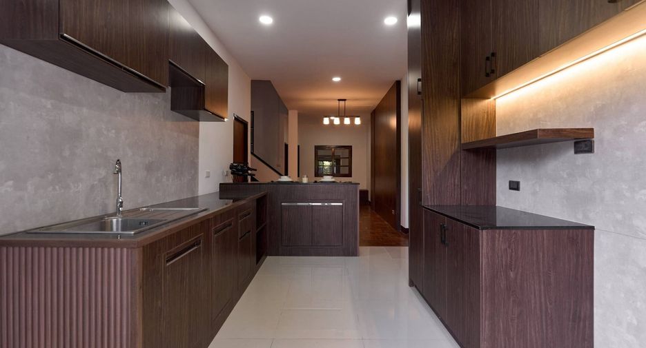 For sale and for rent 4 bedrooms townhouse in Mueang Chiang Mai, Chiang Mai
