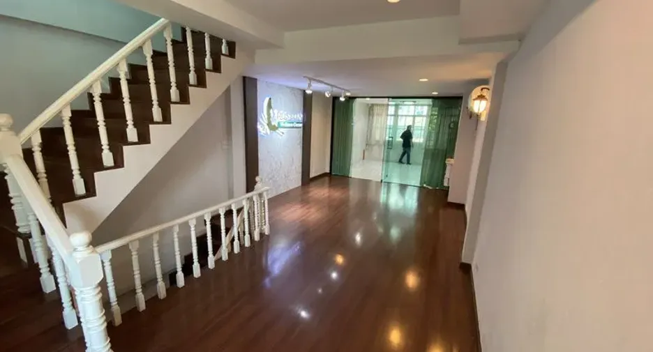 For sale and for rent 4 bedrooms retail Space in Khlong Toei, Bangkok
