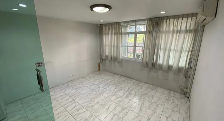 For sale and for rent 4 bedrooms retail Space in Khlong Toei, Bangkok