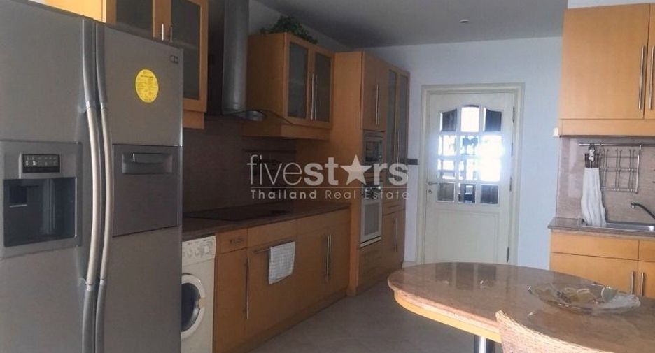 Condo en venta de 3 habitaciones en Yan Nawa, Bangkok