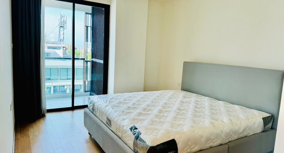 For sale 3 bedrooms condo in Khlong Toei, Bangkok