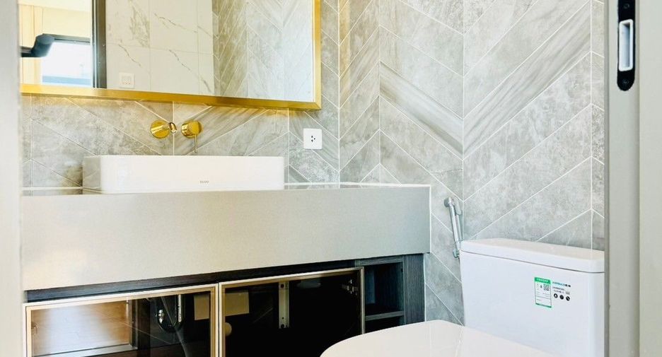 For sale 3 bedrooms condo in Khlong Toei, Bangkok