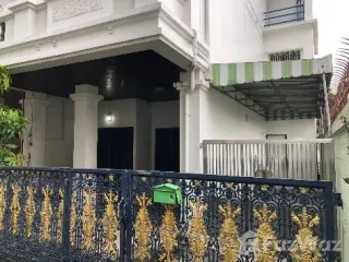 For sale 4 bedrooms townhouse in Bang Phlat, Bangkok