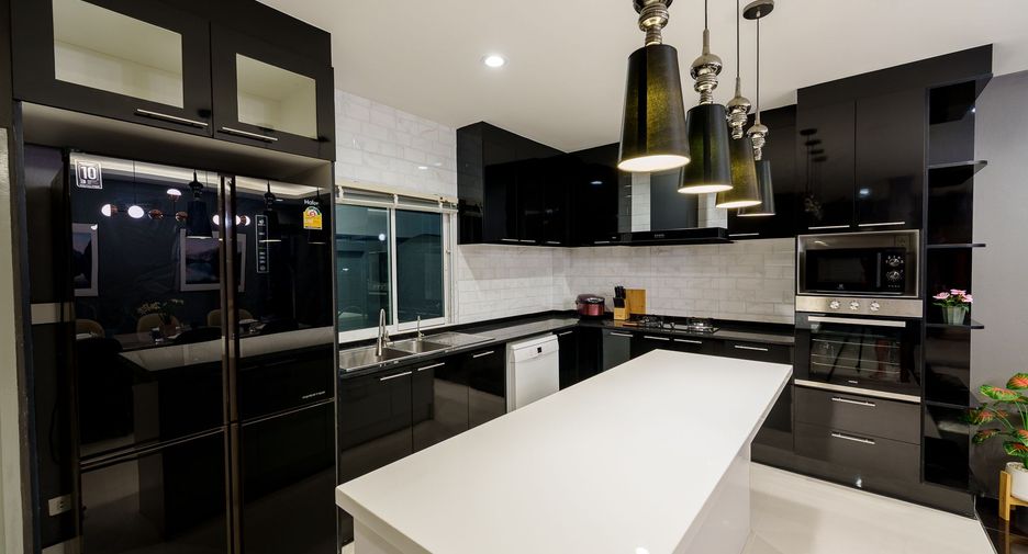 For rent 6 bedrooms house in Bang Lamung, Chonburi