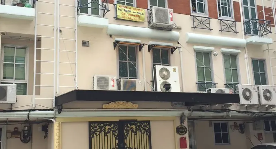 For sale 4 bedrooms townhouse in Bang Rak, Bangkok