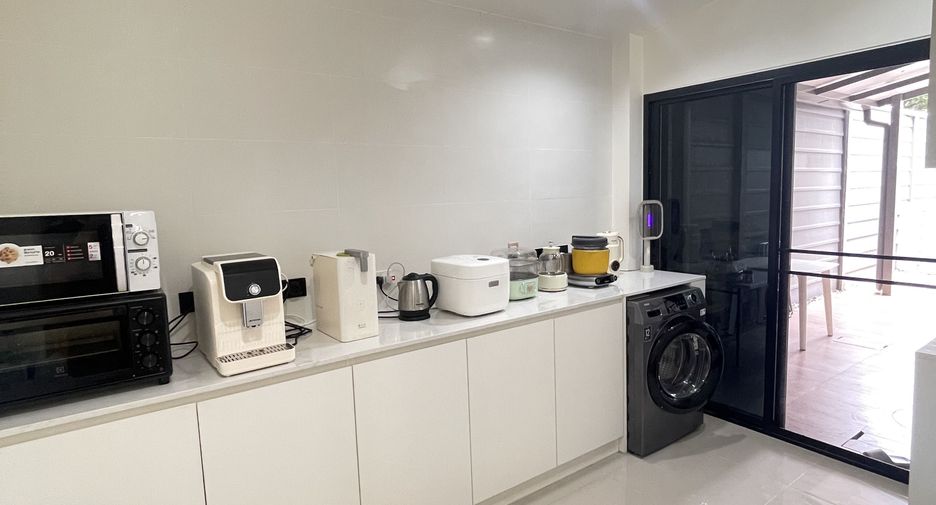 For sale 4 bedrooms house in Mueang Chiang Mai, Chiang Mai