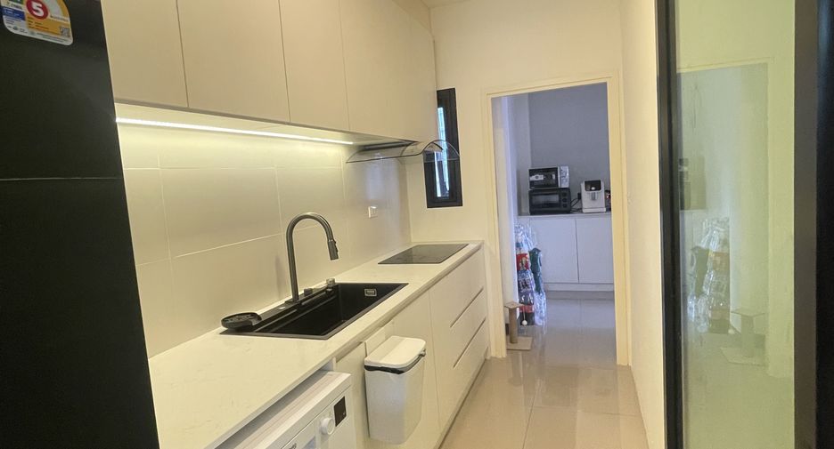 For sale 4 bedrooms house in Mueang Chiang Mai, Chiang Mai