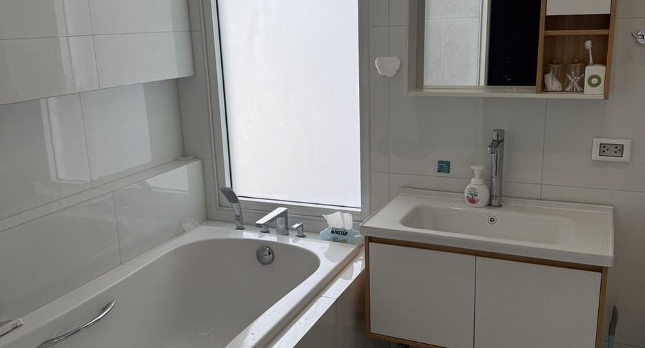 For rent 4 bedrooms house in Mueang Chiang Mai, Chiang Mai
