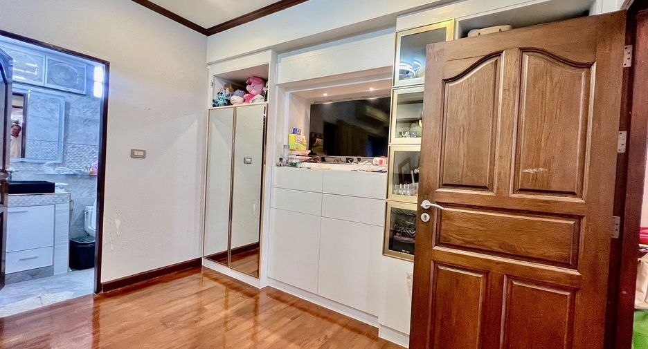 Oficina en venta de 3 habitaciones en Lat Phrao, Bangkok