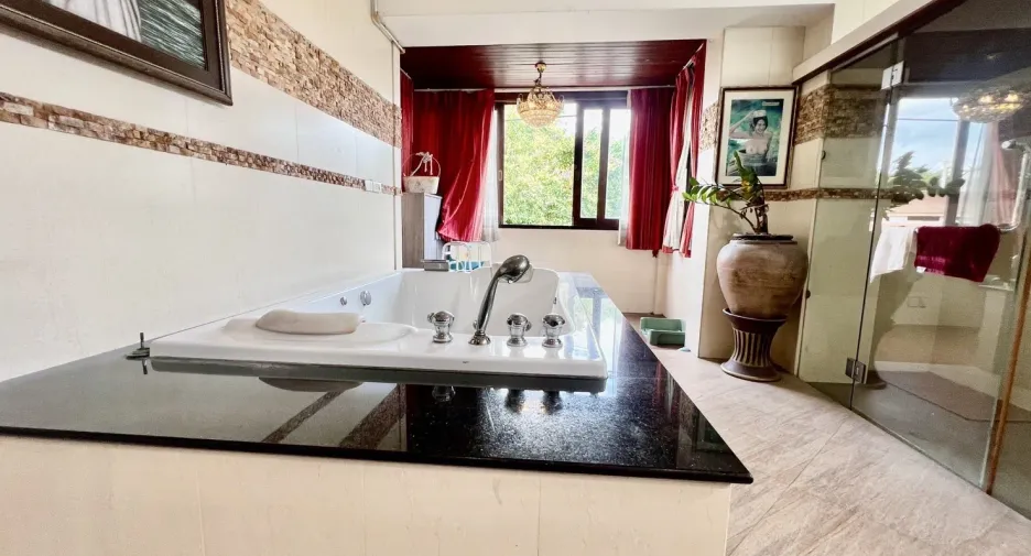 Oficina en venta de 3 habitaciones en Lat Phrao, Bangkok