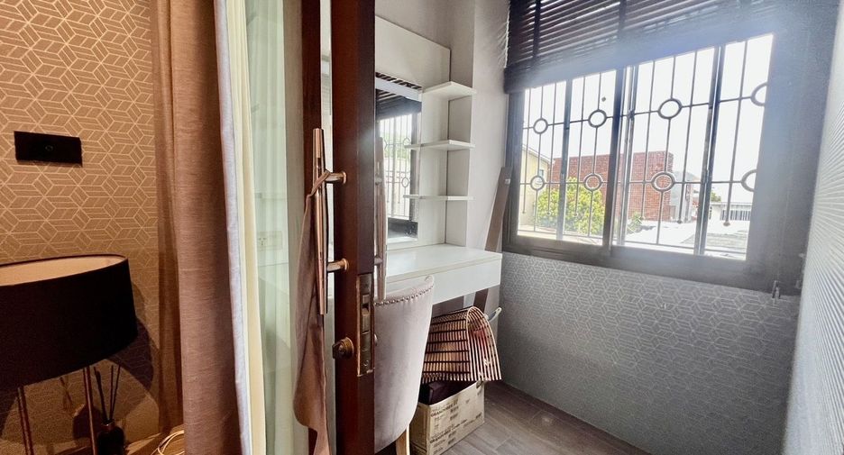 Oficina en venta de 3 habitaciones en Lat Phrao, Bangkok