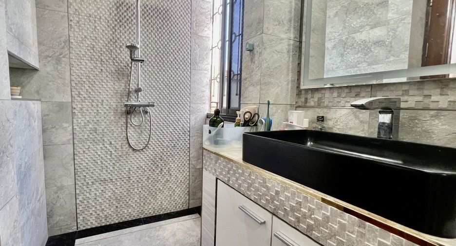 For sale 3 bedrooms office in Lat Phrao, Bangkok
