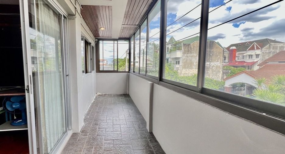 Oficina en venta de 3 habitaciones en Lat Phrao, Bangkok