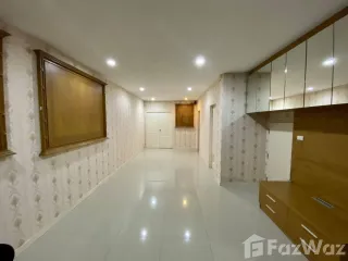 出售 和 出租 4 卧室 联排别墅 在 Phra Khanong, 曼谷