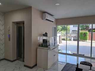 Casa adosada en venta de 4 habitaciones en Phra Khanong, Bangkok
