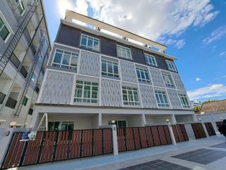 Casa adosada en venta de 4 habitaciones en Phra Khanong, Bangkok