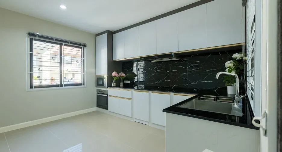 For sale 4 bedrooms house in Saraphi, Chiang Mai