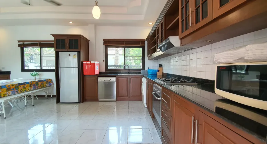 À vendre et à louer 4 chambres villa à Hua Hin, Prachuap Khiri Khan