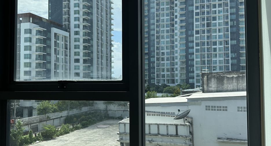 For sale 1 bed condo in Phra Khanong, Bangkok