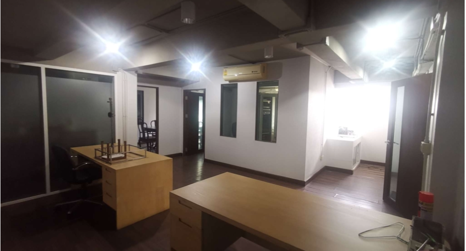 Local comercial en venta y en alquiler de 3 habitaciones en Chatuchak, Bangkok