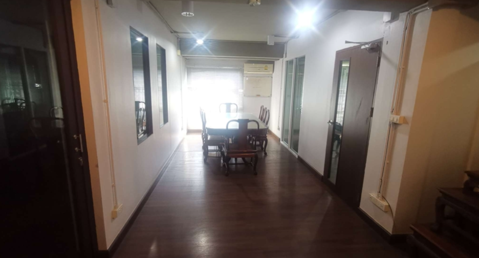 Local comercial en venta y en alquiler de 3 habitaciones en Chatuchak, Bangkok