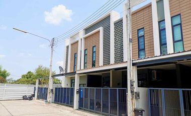 For sale 4 bedrooms townhouse in Saraphi, Chiang Mai