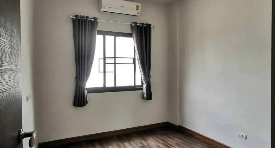 For sale 4 bedrooms townhouse in Saraphi, Chiang Mai
