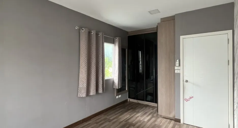 Gewerbefläche zur Miete mit 3 Zimmer in Mueang Chiang Mai, Chiang Mai