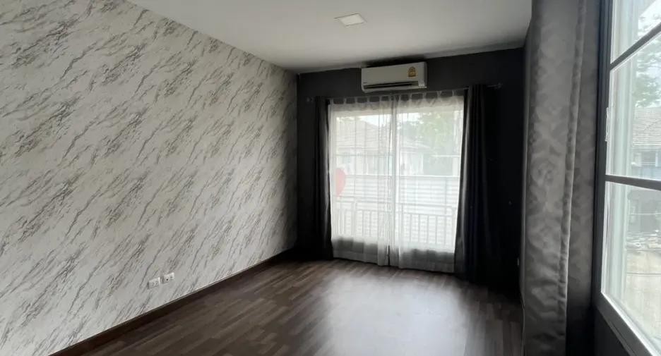 Gewerbefläche zur Miete mit 3 Zimmer in Mueang Chiang Mai, Chiang Mai