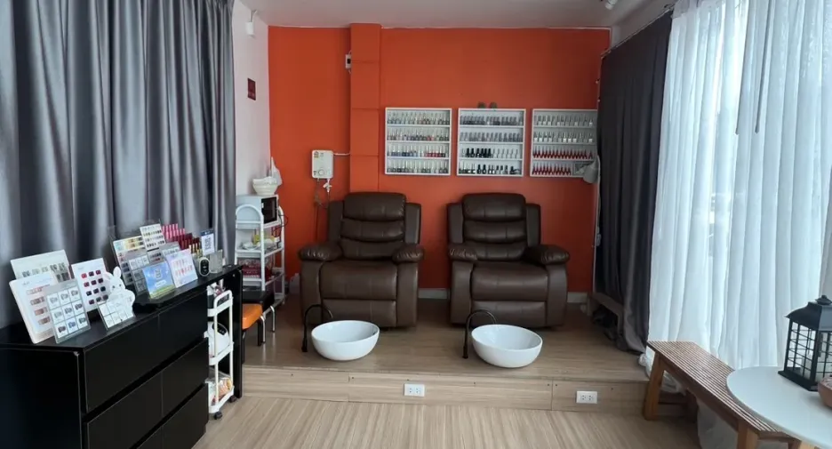 Gewerbefläche zur Miete mit 3 Zimmer in Mueang Chiang Mai, Chiang Mai