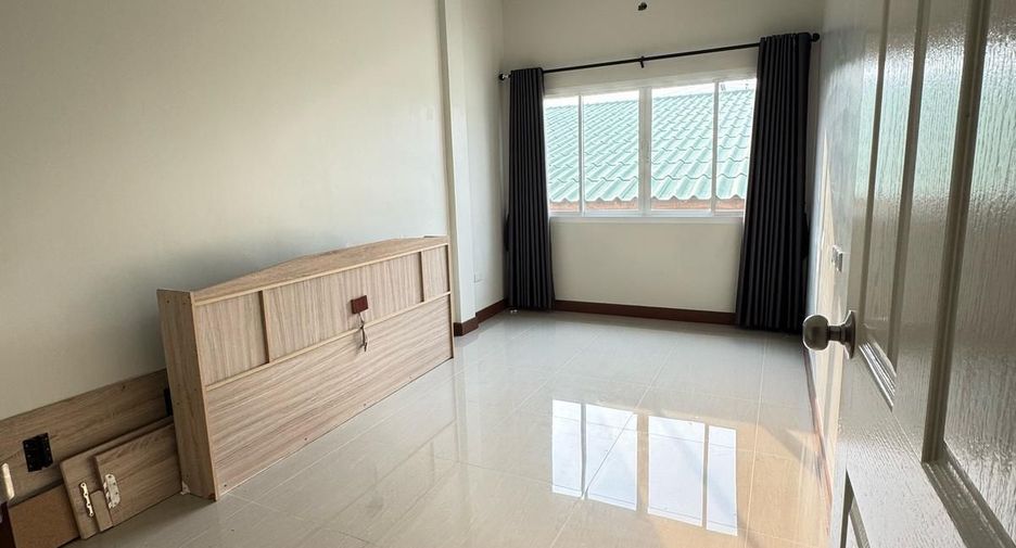 For rent 3 bedrooms townhouse in Bang Lamung, Chonburi