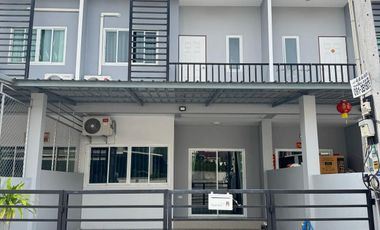 Casa adosada en alquiler de 3 habitaciones en Bang Lamung, Chonburi