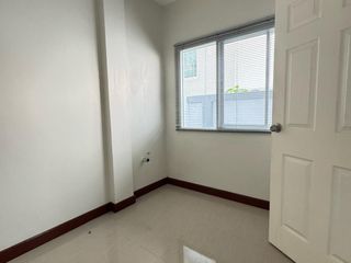 Casa adosada en alquiler de 3 habitaciones en Bang Lamung, Chonburi