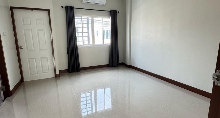 For rent 3 bedrooms townhouse in Bang Lamung, Chonburi