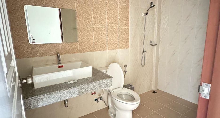 For rent 3 bedrooms townhouse in Bang Lamung, Chonburi